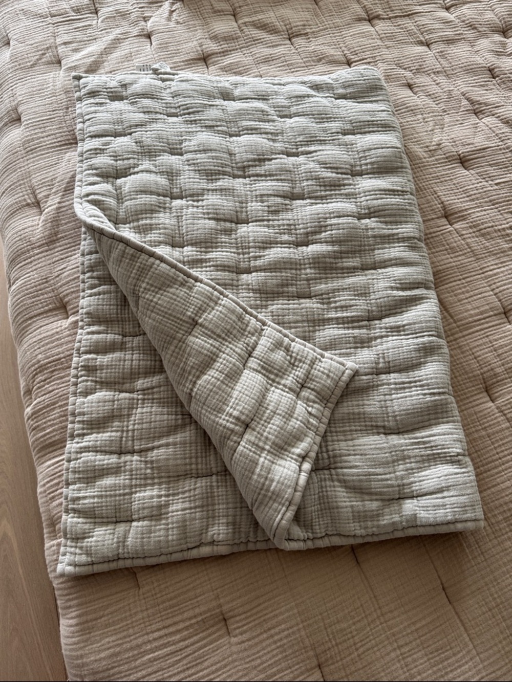 Quince organic airy gauze toddler quilt and sham set in fog grey - Picture 3 of 4